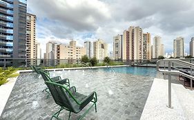 Estúdios com piscina ao ar livre no lounge